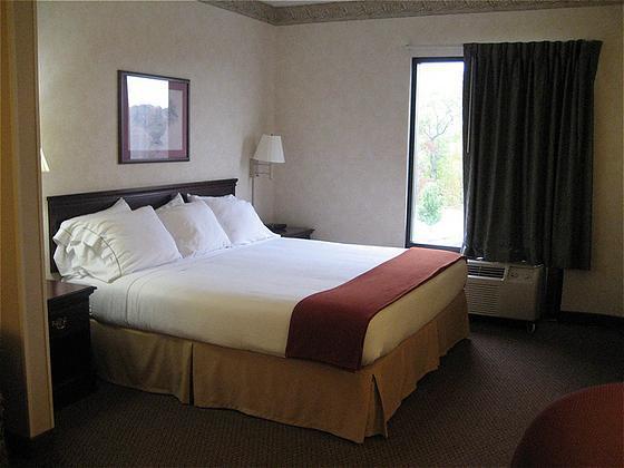 Holiday Inn Express Hotel & Suites Charleston-Southridge, An Ihg Hotel Zimmer foto