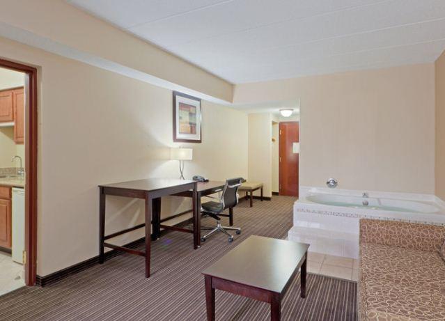 Holiday Inn Express Hotel & Suites Charleston-Southridge, An Ihg Hotel Zimmer foto